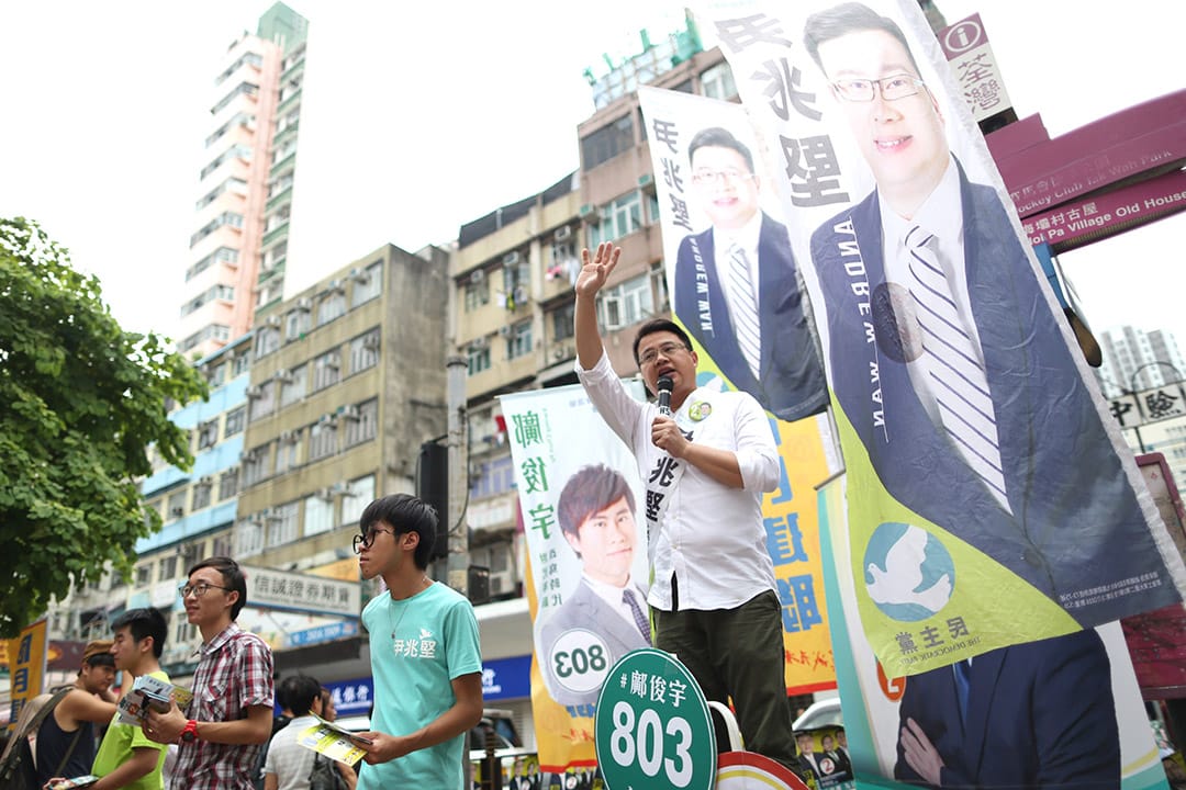 新界西候選人民主黨尹兆堅正拉票。