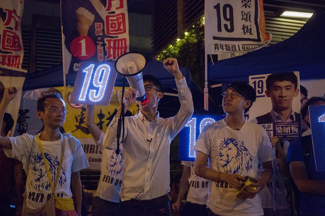 青年新政梁頌恆在將軍澳地鐵站外做最後10分鐘的催票。