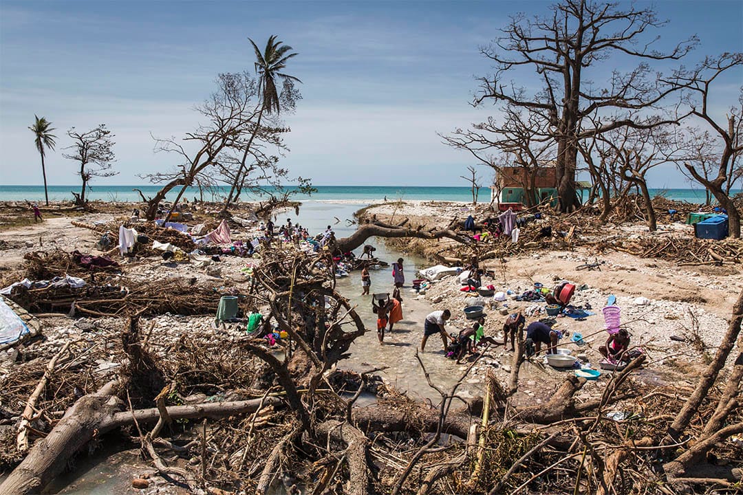 同样在南部省的萨鲁特港(Port Salut)，受灾灾民在河流洗衣服。
