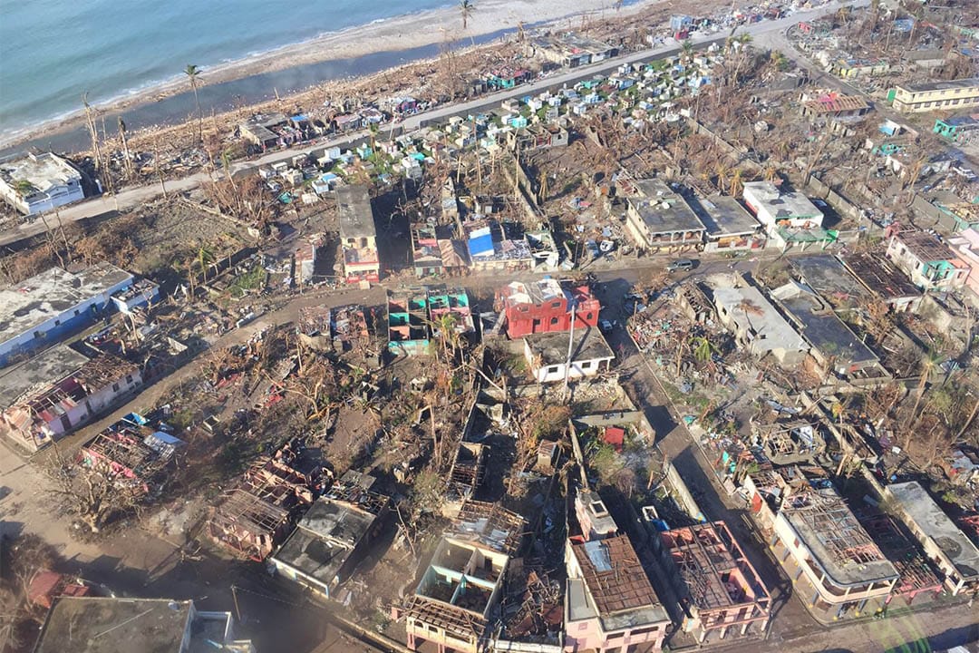 飓风马修在10月4日吹袭海地，位于南部省的皮茫港受到严重破坏，从高空俯瞰可见不 少房屋都被吹毁。
