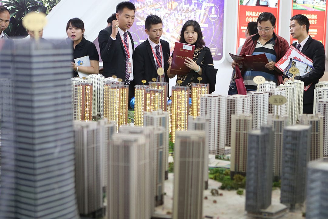 2016年9月25日,雲南昆明,市民選看樓盤資料。