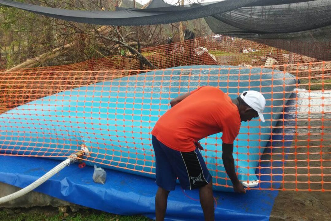 无国界医生在大湾省地区的村落安装十个储水囊，每个容量达 1.5 万公升。