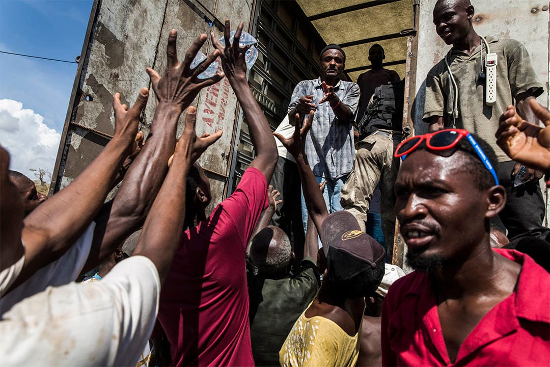 不少海地人在飓风过后回到南部家乡协助救援工作，向灾民分发食水等物资。