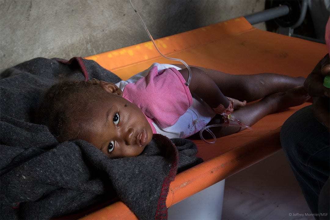 受灾地区爆发霍乱的风险非常高，两岁的马尔塔(Marta)就在飓风过后感染霍乱，严重缺水，在无国界医生位于皮茫港的治疗中心住院四日后康服。