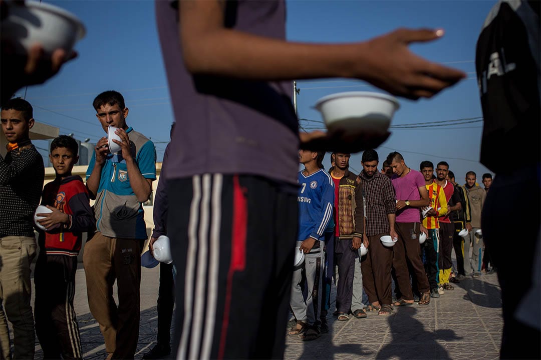 2016年11月6日,伊拉克迪巴嘉,人們排隊領取食物。