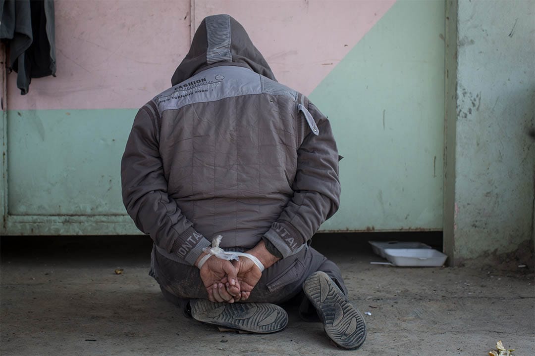 2016年11月7日,伊拉克高吉亞利,一個被懷疑與伊斯蘭國有聯繫的男人被拘捕。