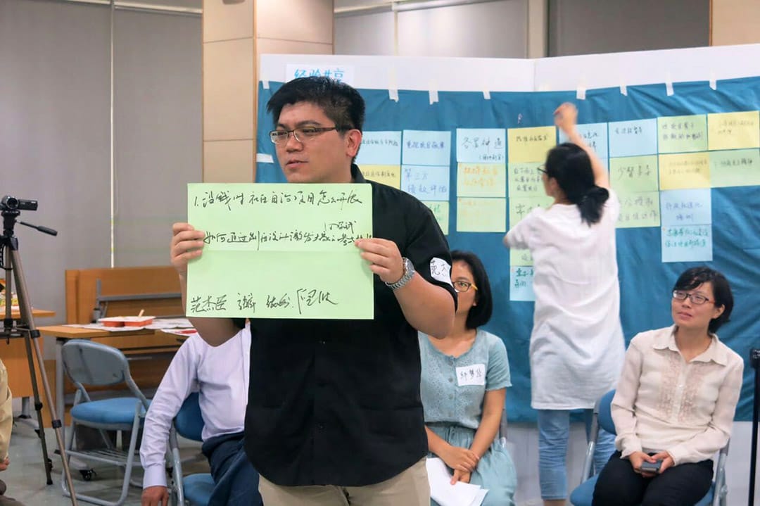 范杰臣告别妻子和两个孩子，隻身来到上海，为台湾企业开发的楼盘做社区营造。