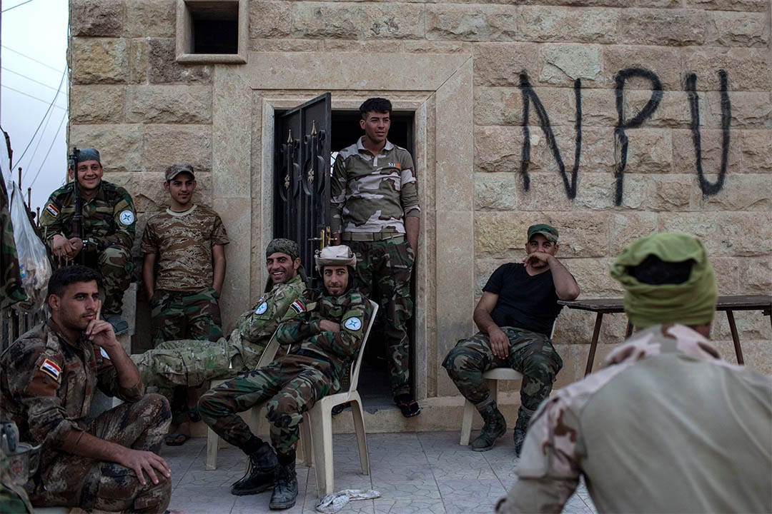 2016年11月8日,伊拉克卡拉哥希,有軍隊在一家損毀的教堂設立檢查站,稍作休息。