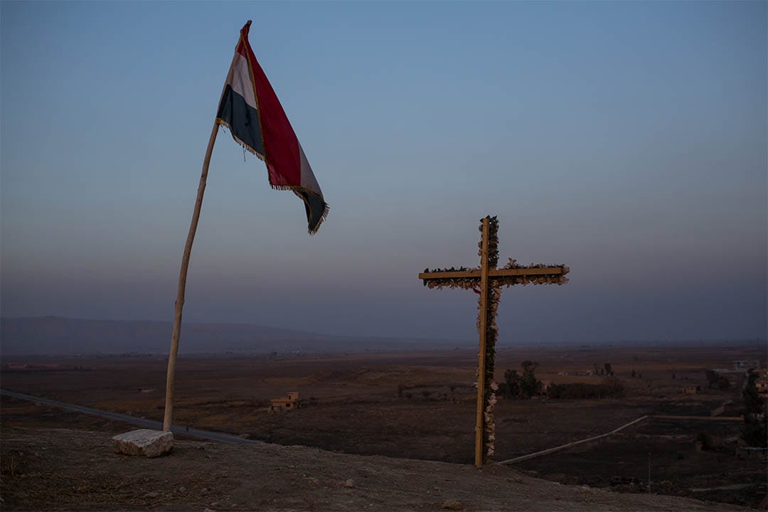 2016年11月8日,伊拉克卡拉哥希,一個十字架竪立在軍隊檢查站。