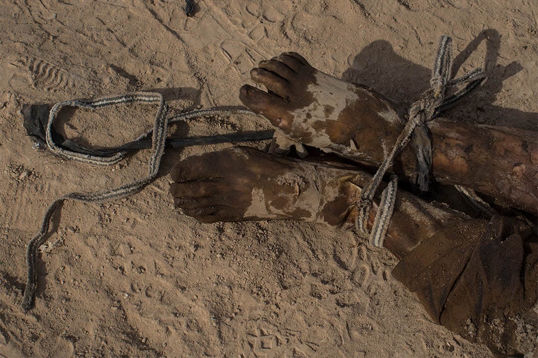 2016年11月9日,伊拉克哈馬姆,伊拉克軍隊找到約一百具疑為伊斯蘭國受害者的屍體。圖為一具屍體的雙腳被綑縛。