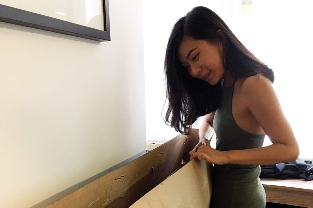 她说:「收到包裹打开,最幸福的时刻。」