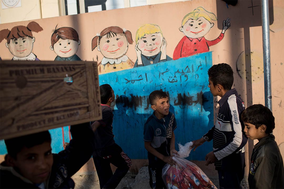 2016年11月6日,伊拉克迪巴嘉,孩童在等候領取食物。