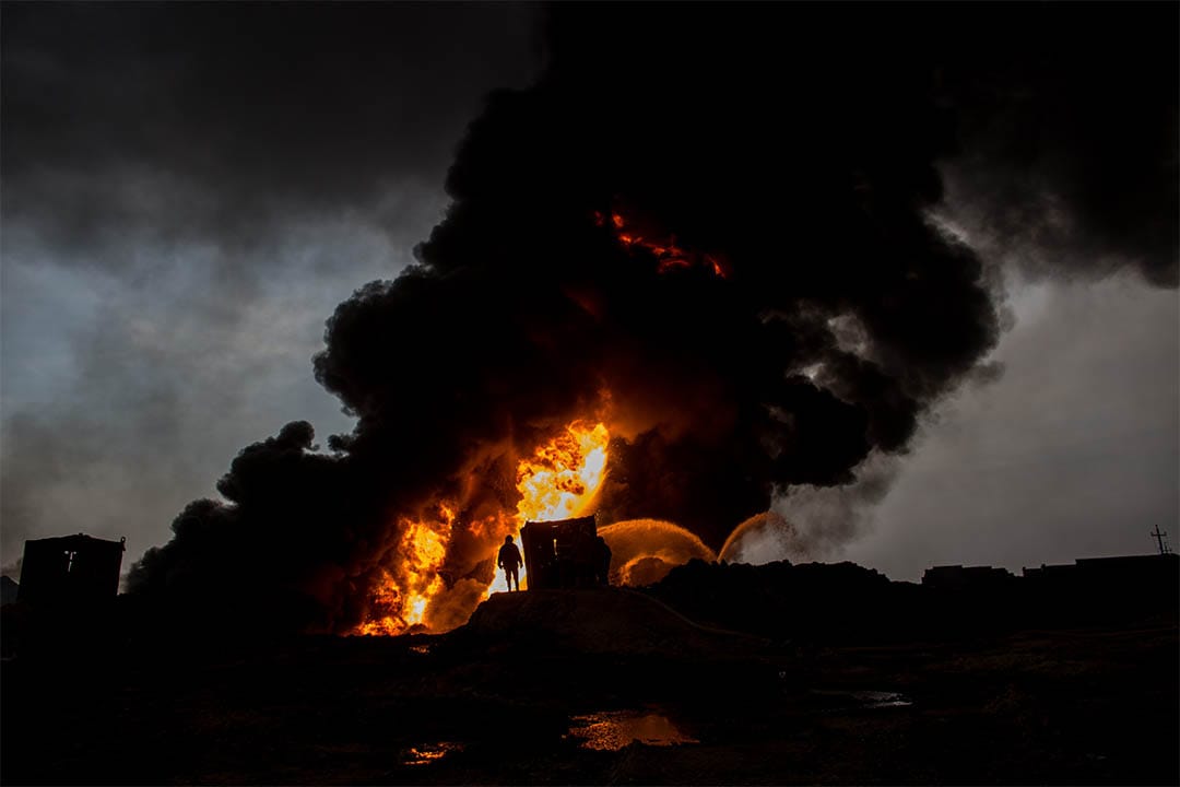 2016年11月9日,伊拉克蓋亞拉一個油井,有消防員在撲救伊斯蘭國的縱火。