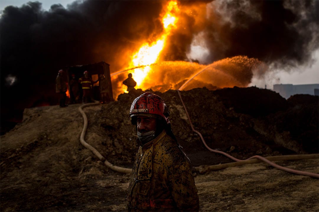2016年11月9日,伊拉克蓋亞拉一個油井,有消防員在撲救伊斯蘭國的縱火。