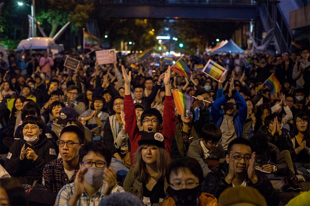 圖為2016年11月28日,台灣同性婚姻公聽會第二場,場外有同志集會。