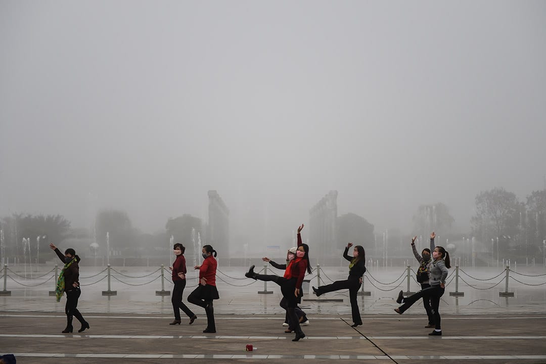 中国四川,一群妇女在广场跳舞。