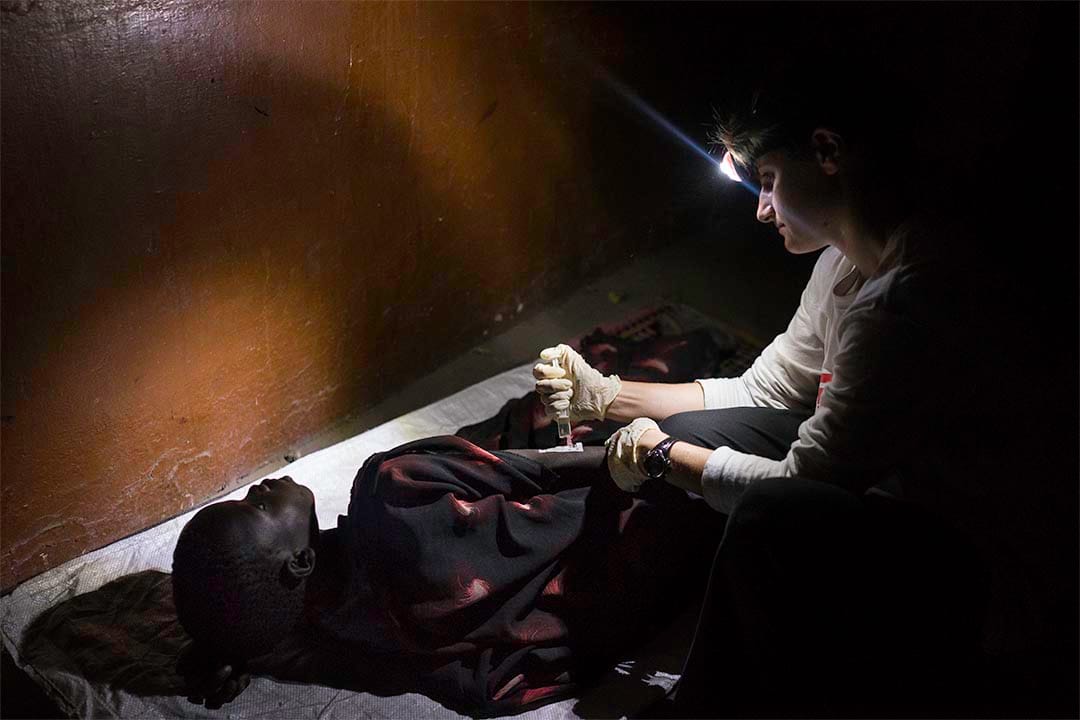 2015年12月，南蘇丹萊爾(Leer, South Sudan)，一名男童被一隻狗咬傷頭部後懷疑感染狂犬病，無國界醫生人員正在監察他的情況。萊爾醫院遭武裝分子襲擊後被迫疏散，無國界醫生團隊需要遷移到一幢廢棄的建築物內工作。若果男童確診感染狂犬病，醫護人員可以為救治他所作的事只有很少。