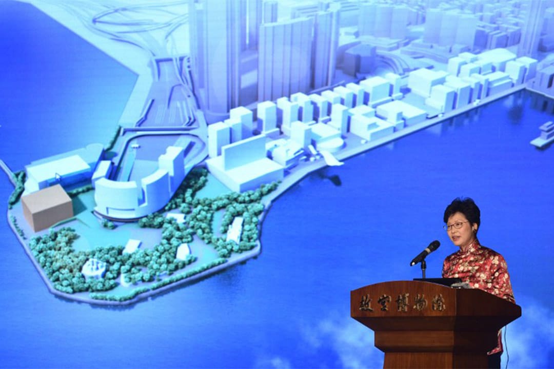 西九文化區管理局將與故宮博物院合作，在西九文化區興建香港故宮文化博物館，長期展出故宮博物院的文物珍藏。