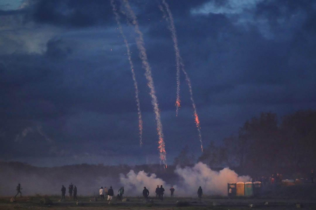 2016年10月22日,法國加萊難民營,防暴警察與難民衝突期間施放煙霧彈。