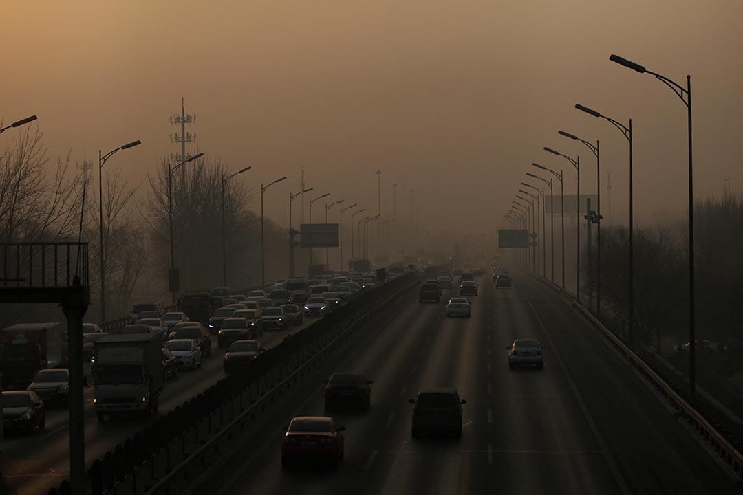 中国北京,早晨繁忙时间,车辆从雾霾中在五环路上行驾。