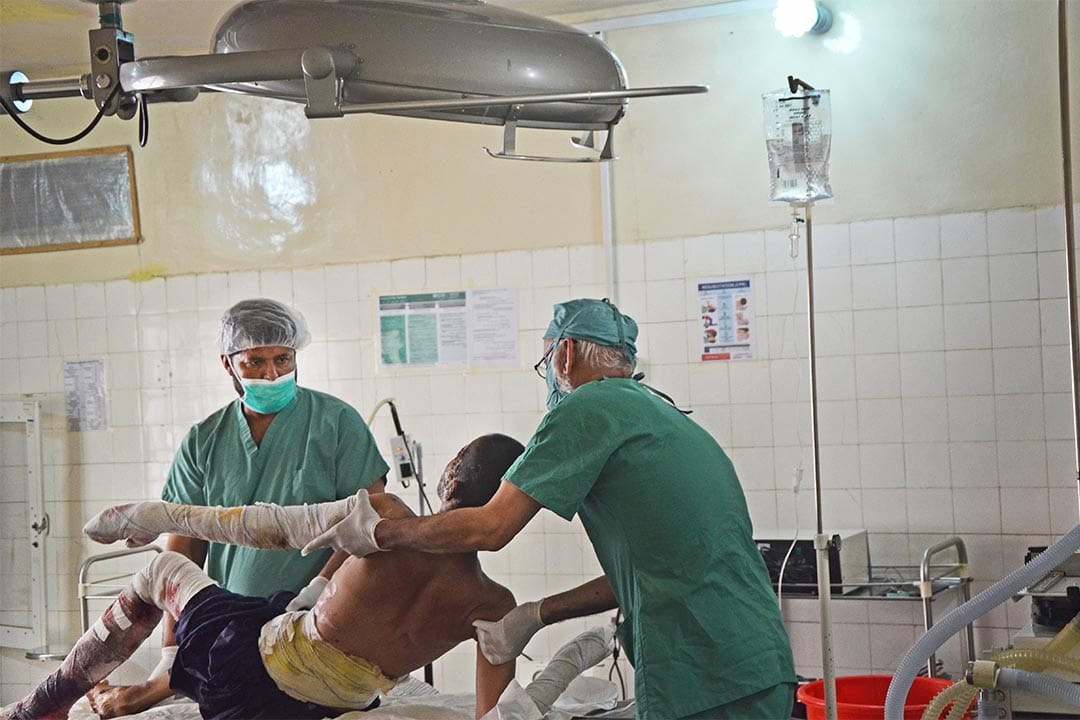 2016年5月，阿富汗拉什卡爾加(Lashkar Gah, Afghanistan)，由無國界醫生支援的布斯醫院內，手術室人員把一個 20 歲男人移到手術床上準備作手術。該病人在巴士車禍中受傷，臉部和手臂嚴重燒傷。