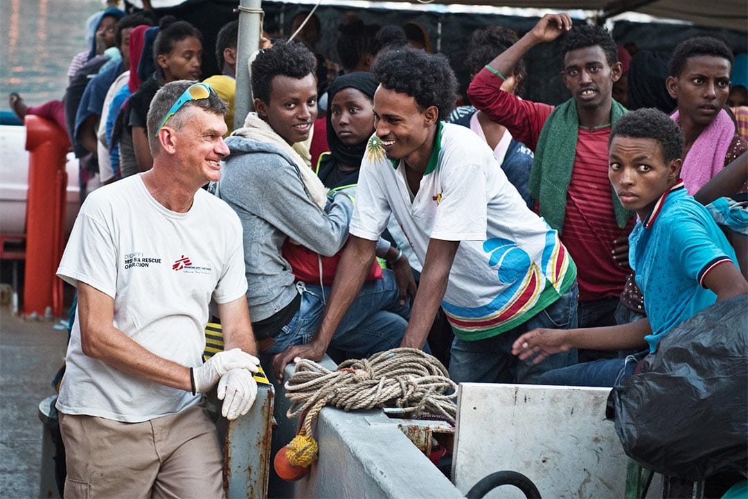 2016年8月，意大利，無國界醫生搜救船上的人員正準備在意大利靠岸，其中一名獲救的厄立特里亞年輕人與救援人員瓦肖(Pierre Vachaud)有說有笑。