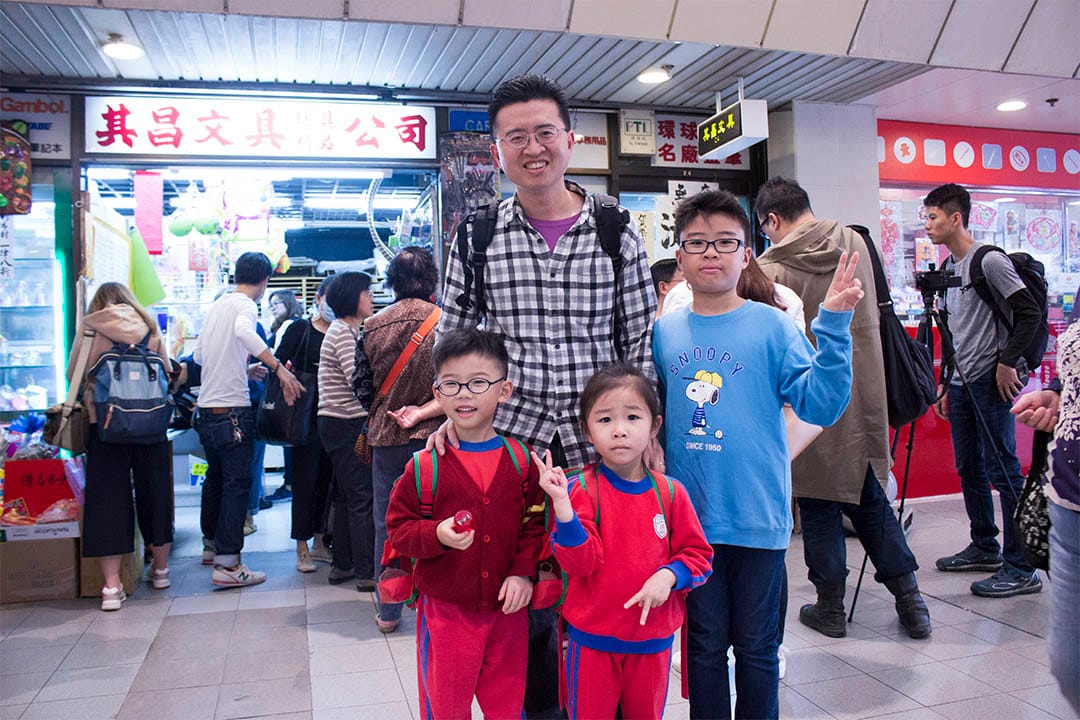 黃先生於附近居住十多年，有了小朋友後，常前來購買玩具。他認為對比大型家品連鎖店，小店會多些選擇。