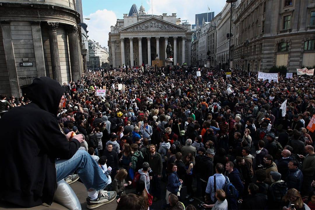 圖為世界領導人到達倫敦舉行G20峰會時的一次示威，反映政治經濟秩序未能有效地應對不平等，出現了支持與反對全球化的群體對立。