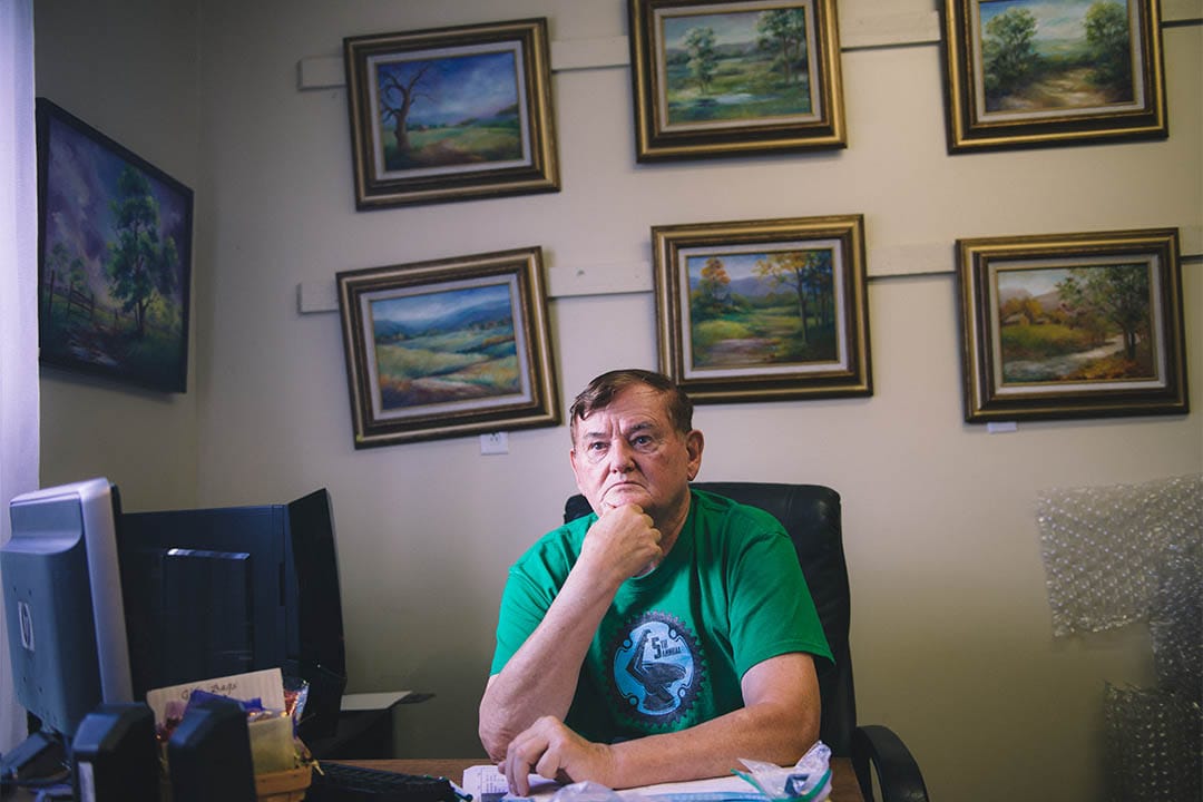 曾經不相信“信號過敏症”的Arnie Stewart ,現在左手小拇指無法伸直,他懷疑這是信號過敏症的一個症狀。