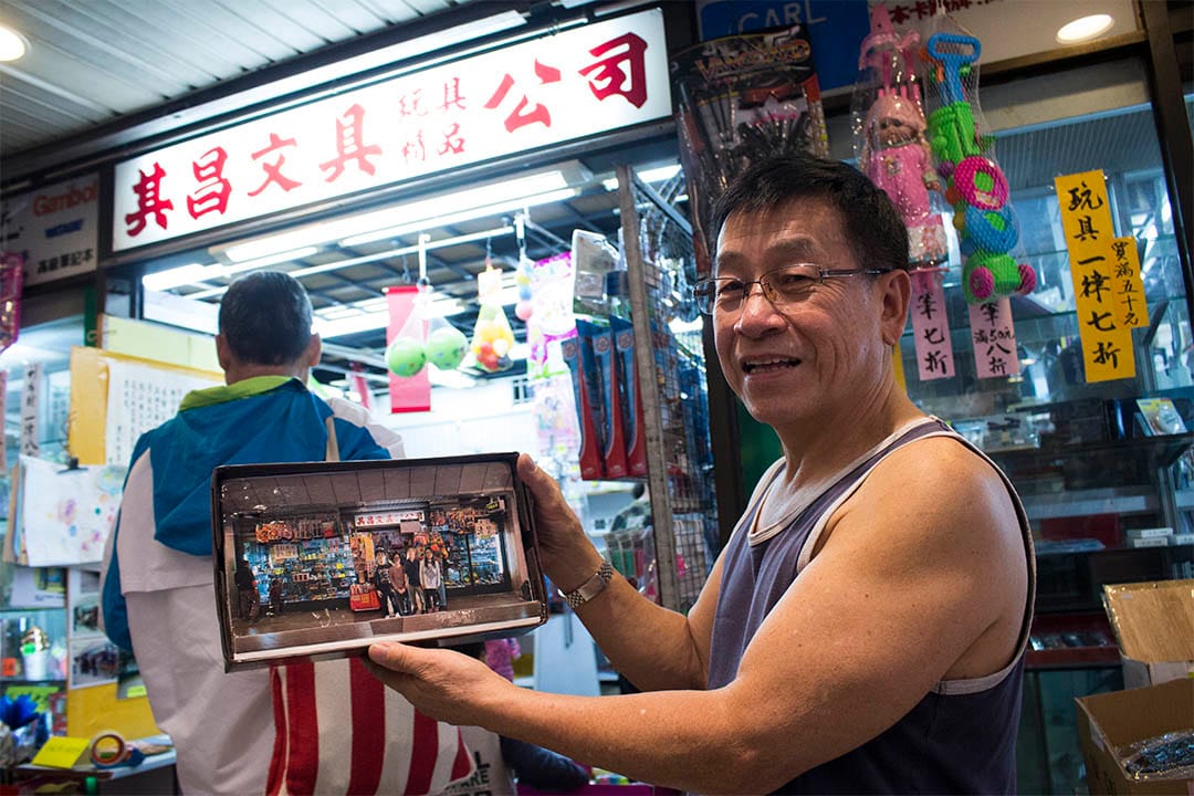 有街坊向文具店送贈印有羅先生一家的手作紀念品，以表示不捨之情。