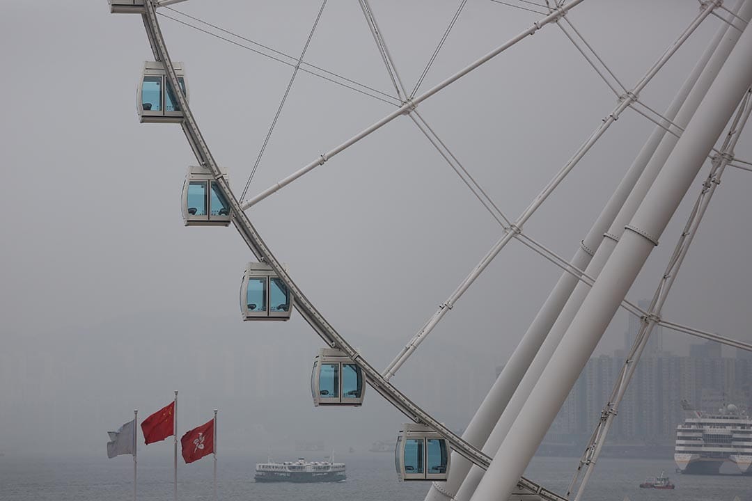 霧霾下,位於中環海濱的的摩天輪。