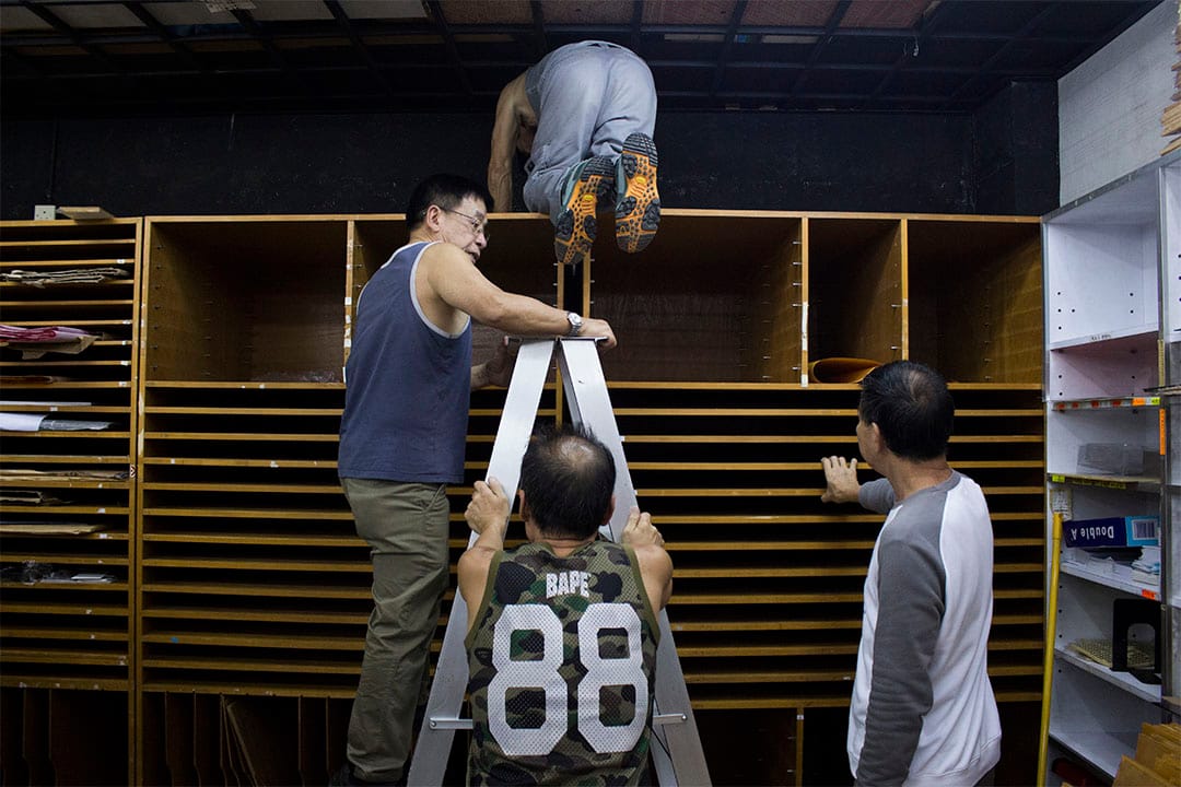 羅先生與朋友正拆除貨品架。