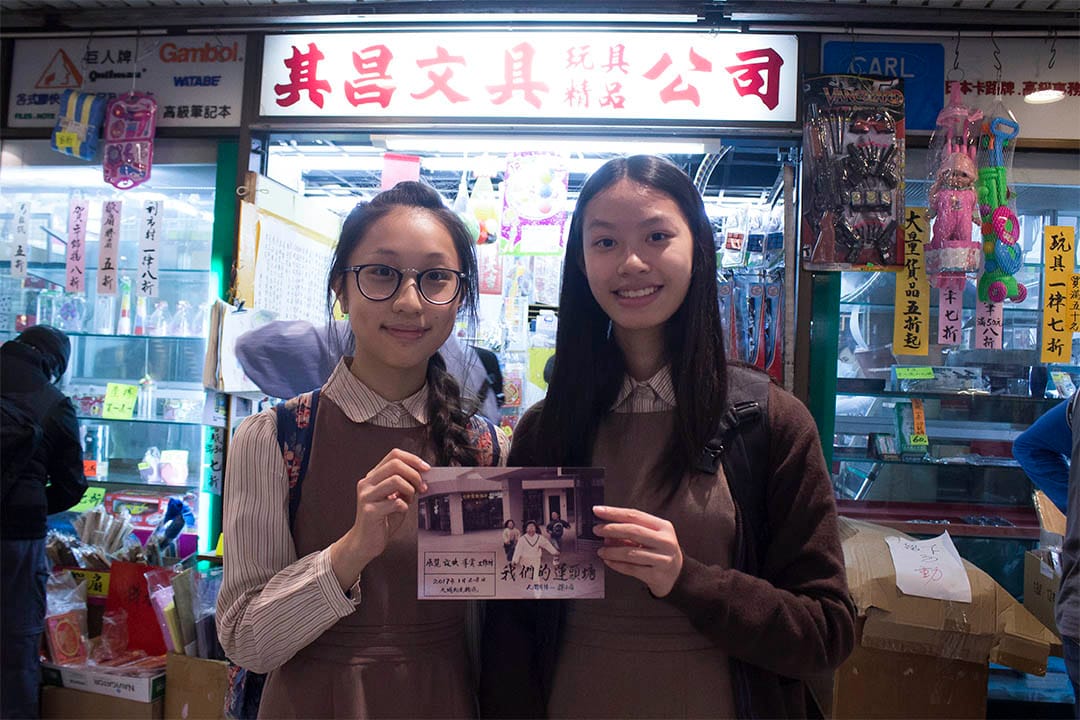 Anisa 及 Jody 是是附近學校就讀中四的學生。她們對文具店的結束表示不捨，認為其貨品價格便宜。