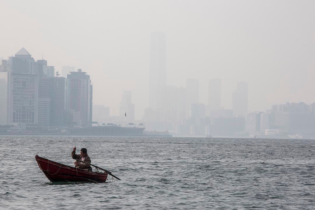 在鯉魚門對出海面,一名男子在划船垂釣。