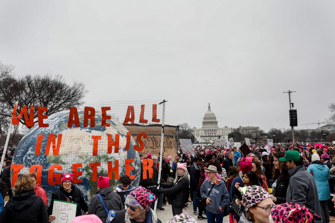 在美国华盛顿,国家广场有示威人群,世界各地亦有不少地方发起游行抗议新总统特朗普。