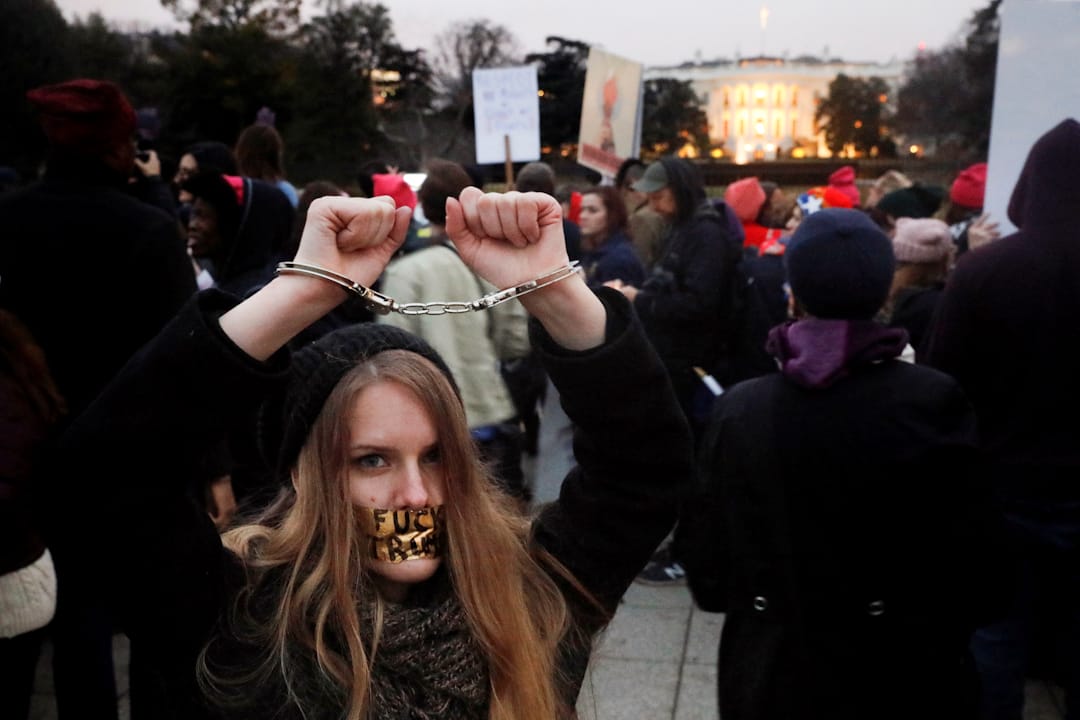 在美国华盛顿,白宫附近有女士戴着手铐抗议特朗普就职美国总统。