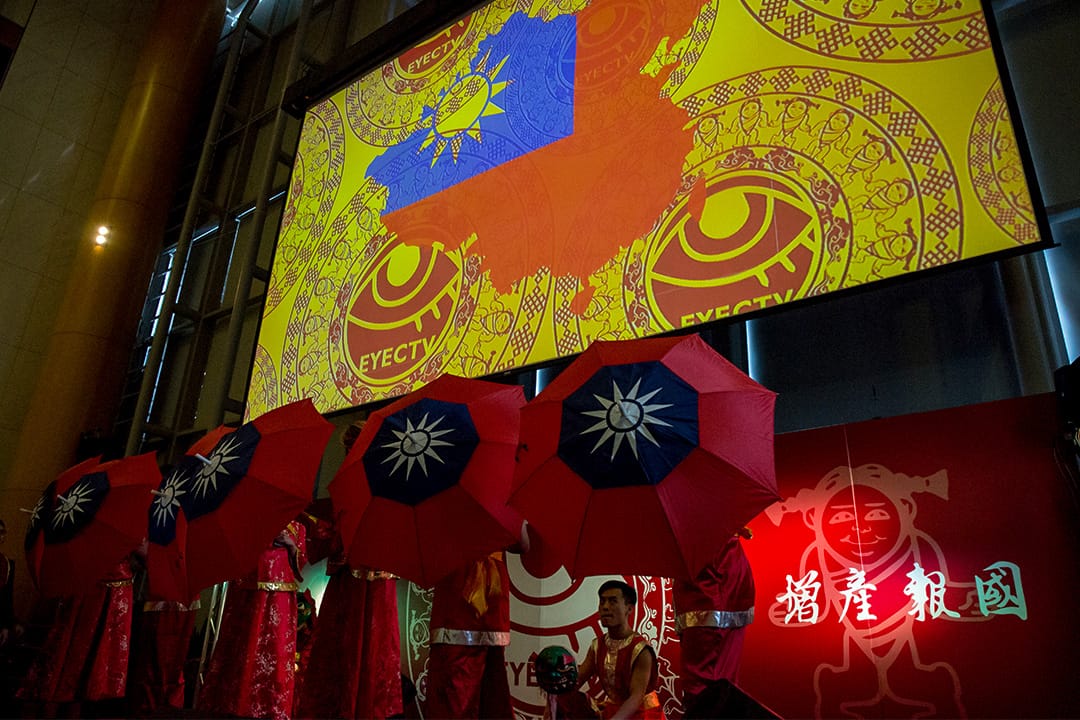 晚會上有不少嘲諷國家政治符號的環節。