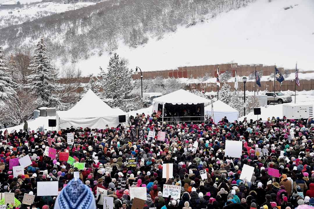 在美国犹他州帕克城,亦有群众在寒冷天气下参与示威。