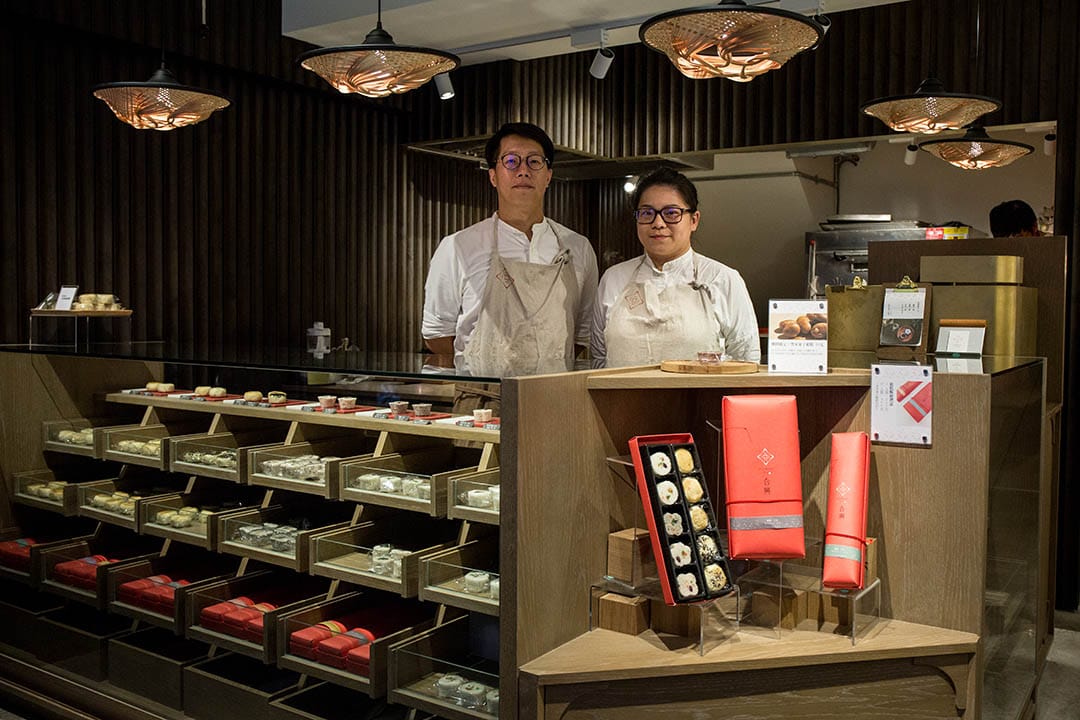 任佳伦与郑匡佑是南门市场70年老铺上海合兴糕团店的第三代传人。