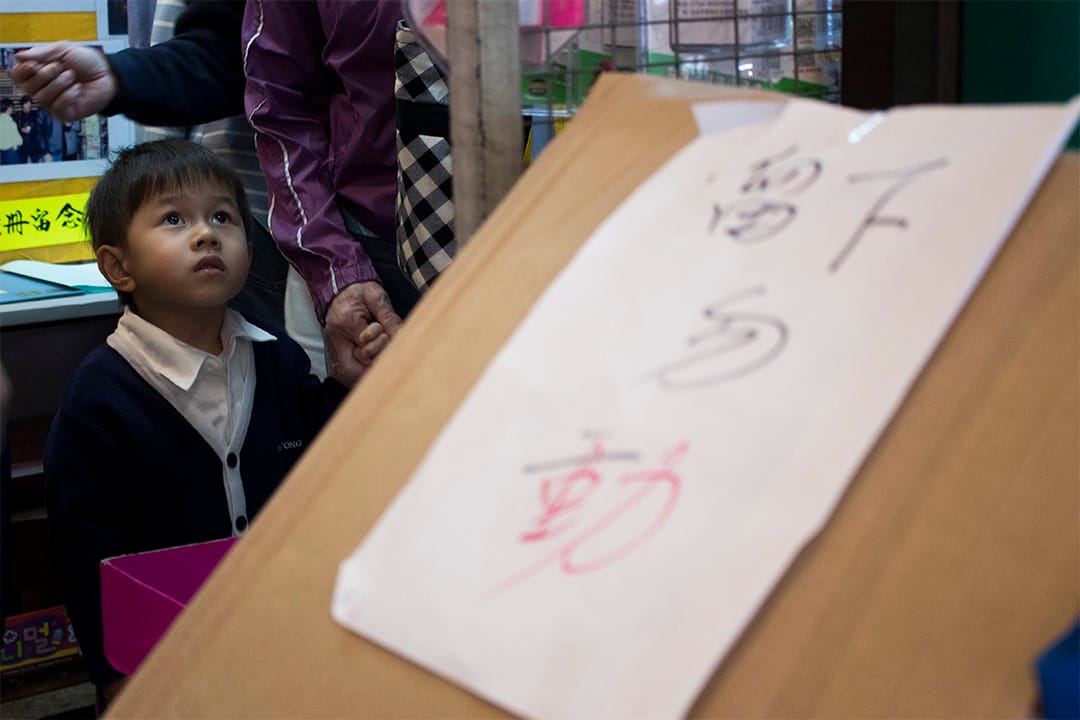 小朋友正趁文具店最後一天營業，選購玩具。