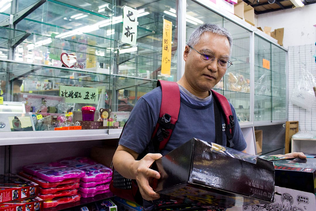 最後營業的一天，於附近居住了二十多年的梁先生，前來購買了多盒玩具模型，準備送予小朋友玩。他說：「真係好多人情味，日本城果啲 (連鎖店) 比唔到你。」