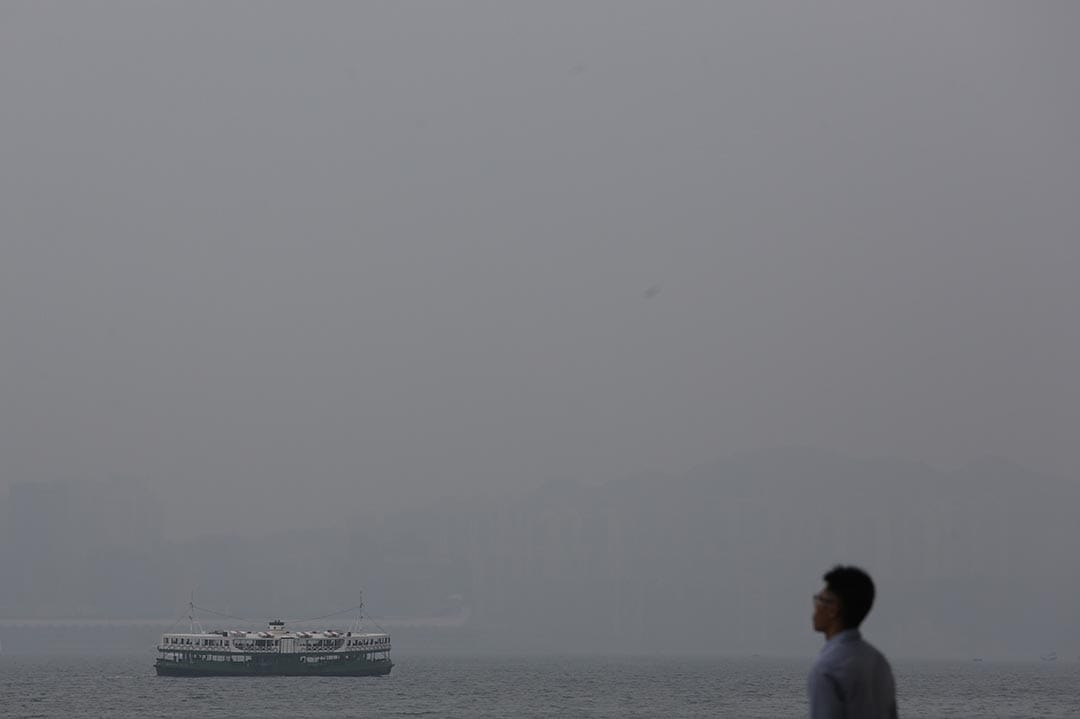 從中環公眾碼頭望向維港對岸,海岸線與建築物難見蹤影。