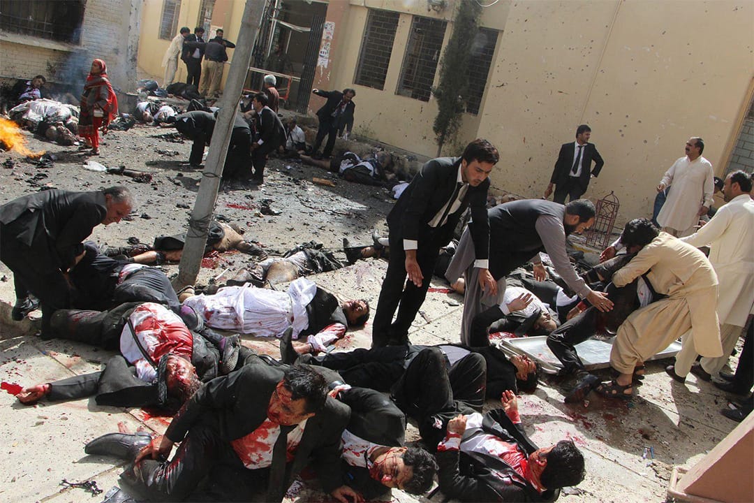 在巴基斯坦奎達發生炸彈爆炸後，一名律師正幫助受傷的同事。當時炸彈在民用醫院外爆炸，期間正有一群律師和記者正聚集在一起哀悼一名被暗殺的高級律師Bilal Anwar Kasi，最後共有七十人死亡。