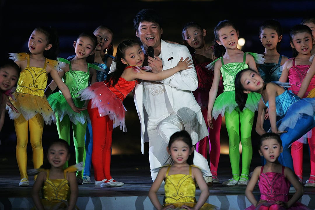 這就是彼時大人心中兒童表演的固定形象，一個標準的「舞台上的乖孩子」的審美樣板。