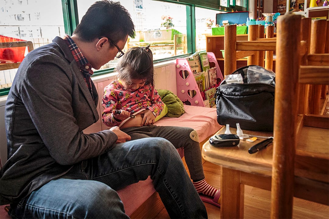 6歲時，妞妞已經可以自己注射胰島素。