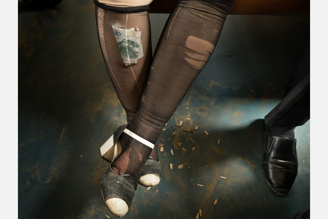 從喀什開出的火車上，一名維吾爾族女士的絲襪內放了幾張紙幣。維吾爾婦女雖信奉穆斯林，但通常不會有太保守的衣著習慣。