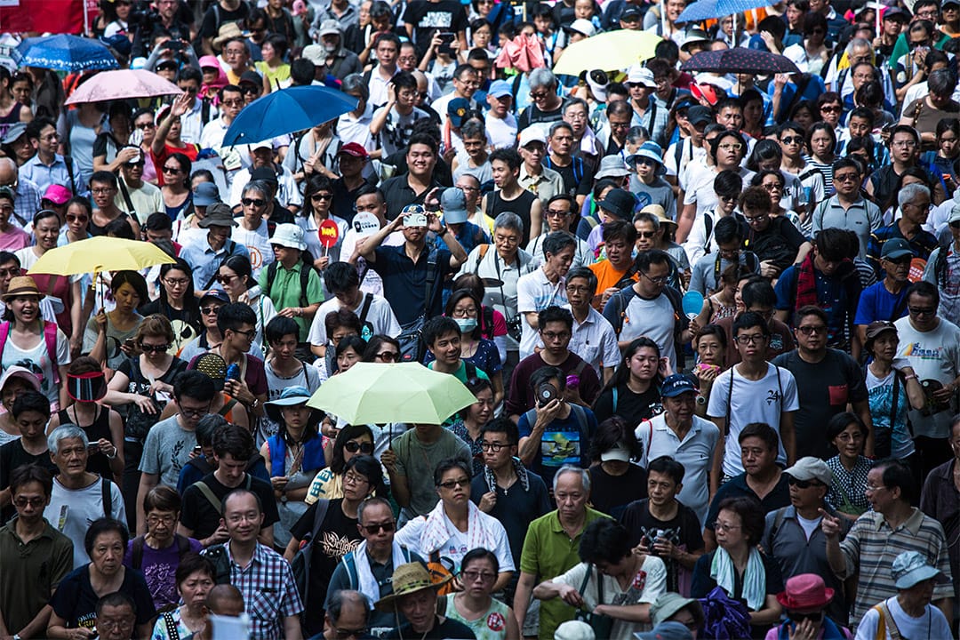 中央在今次特首選舉想給香港人一個有競爭能參與的幻覺以減低民主化改革的壓力。圖為16年七一遊行。