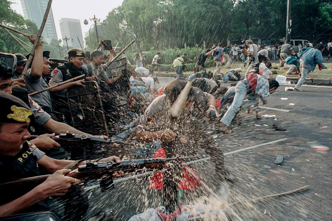 1999年1月7日,雅加達,人民民主黨(People’s Democratic Party)的成員前往國民選舉委員會(KPU),要求KPU取消從業黨(Golkar)的資格,從業黨曾1999年的選舉中舞弊。示威人士在Imam Bonjol街遭到印尼警方攔截。