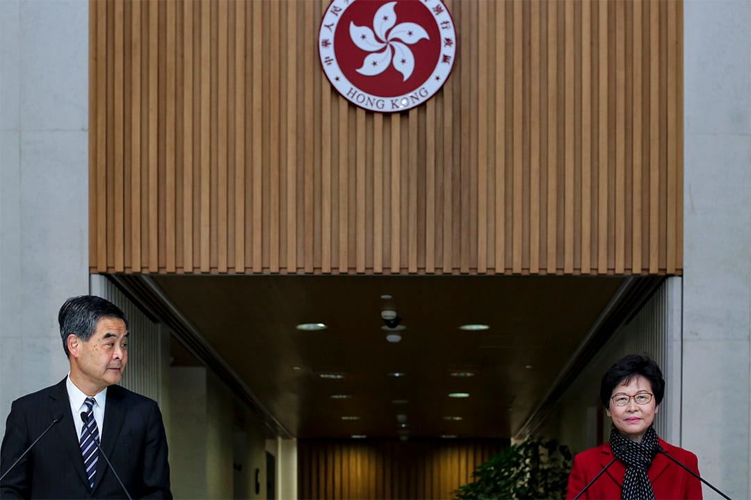 3月27日，候任行政长官林郑月娥与行政长官梁振英会面。