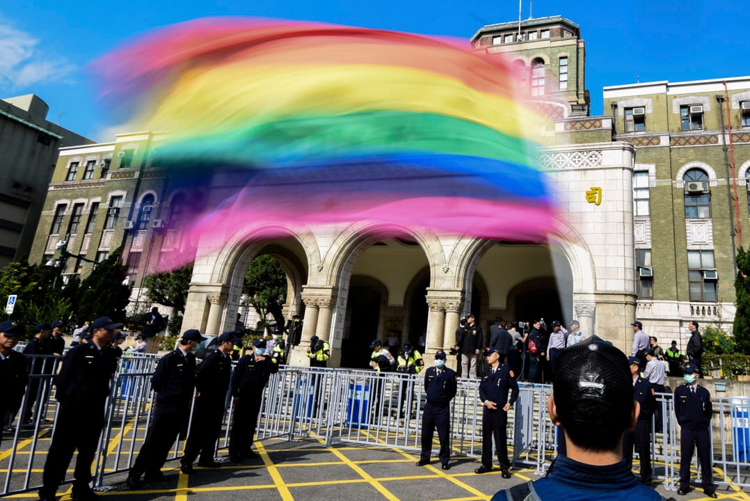 同志团体在宪法法庭外声援。